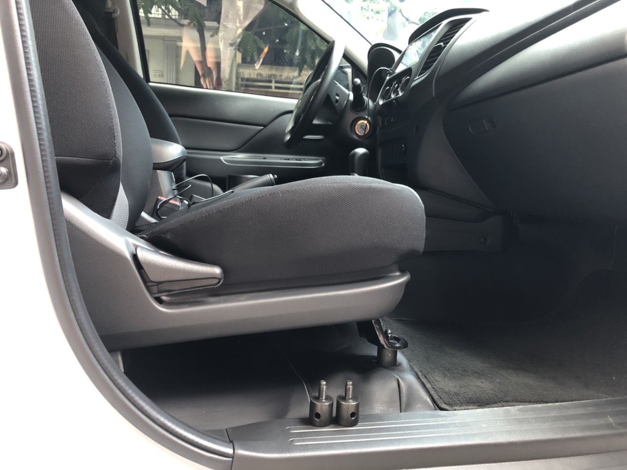 Bộ ốc nâng ghế cao 3cm cho xe Mitsubishi