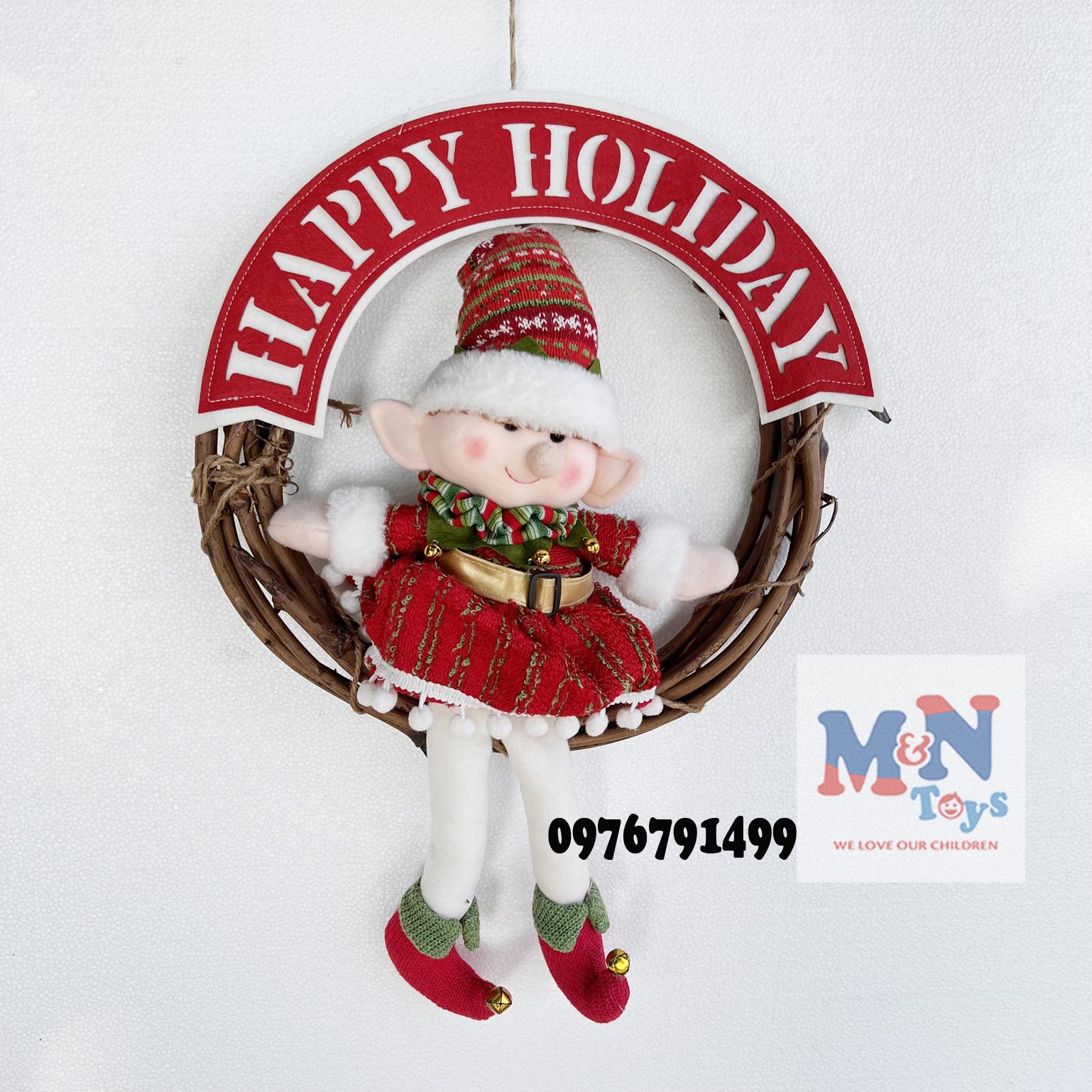 Vòng nguyệt quế thú bông Happy Holiday mẫu ông già noel, người tuyết treo trang trí Giáng sinh bằng mây đường kính 35cm