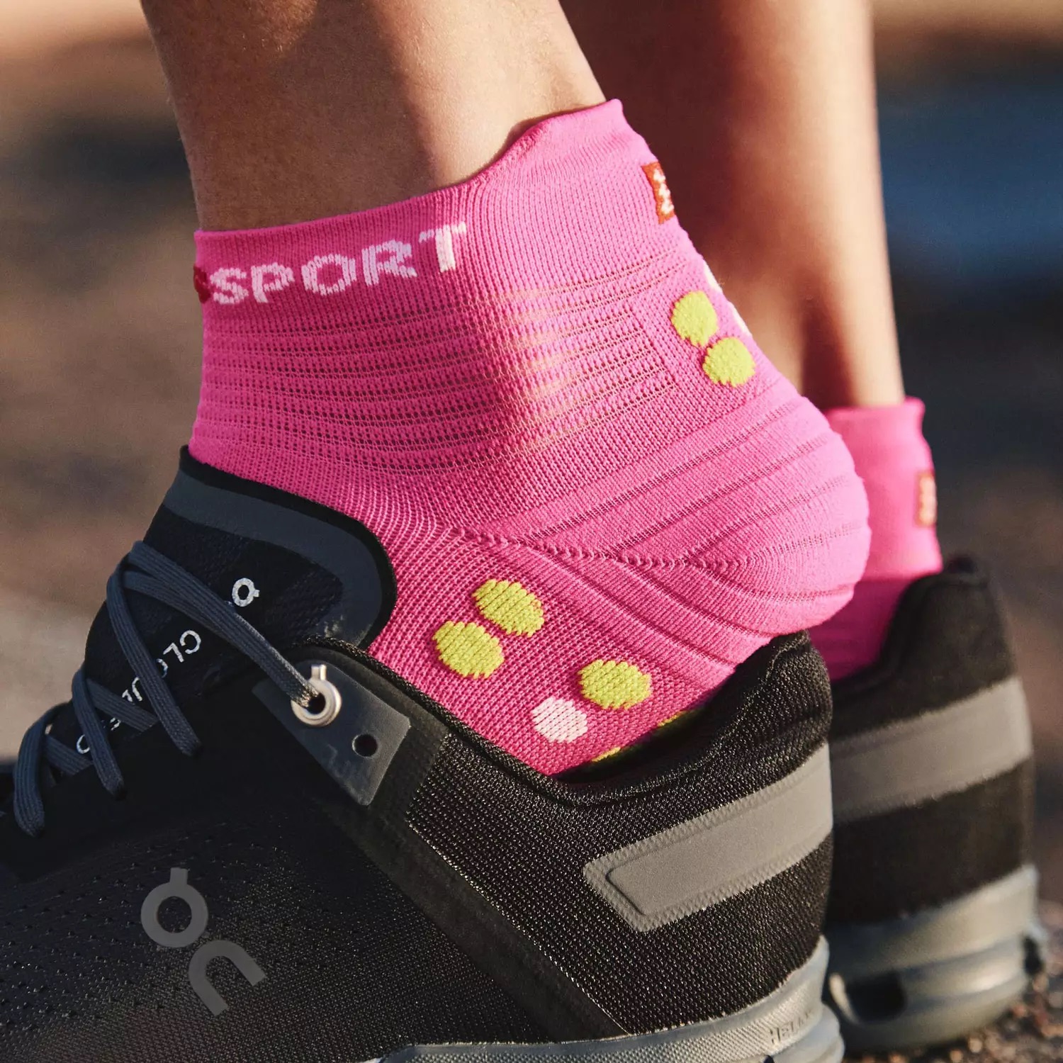 Vớ chạy bộ Compressport Pro Racing Socks V4.0 – Run Low - Màu hồng neon