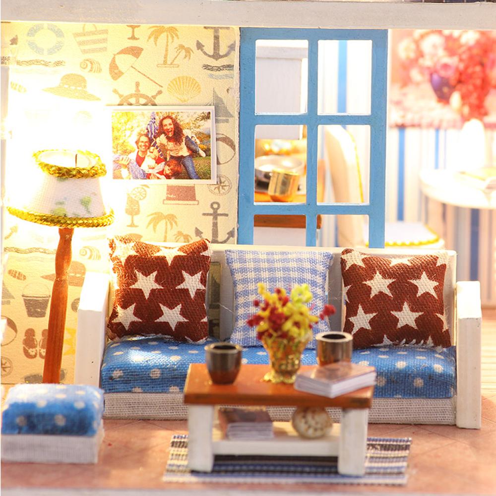 Nhà búp bê thu nhỏ với đồ nội thất và đèn LED tự làm