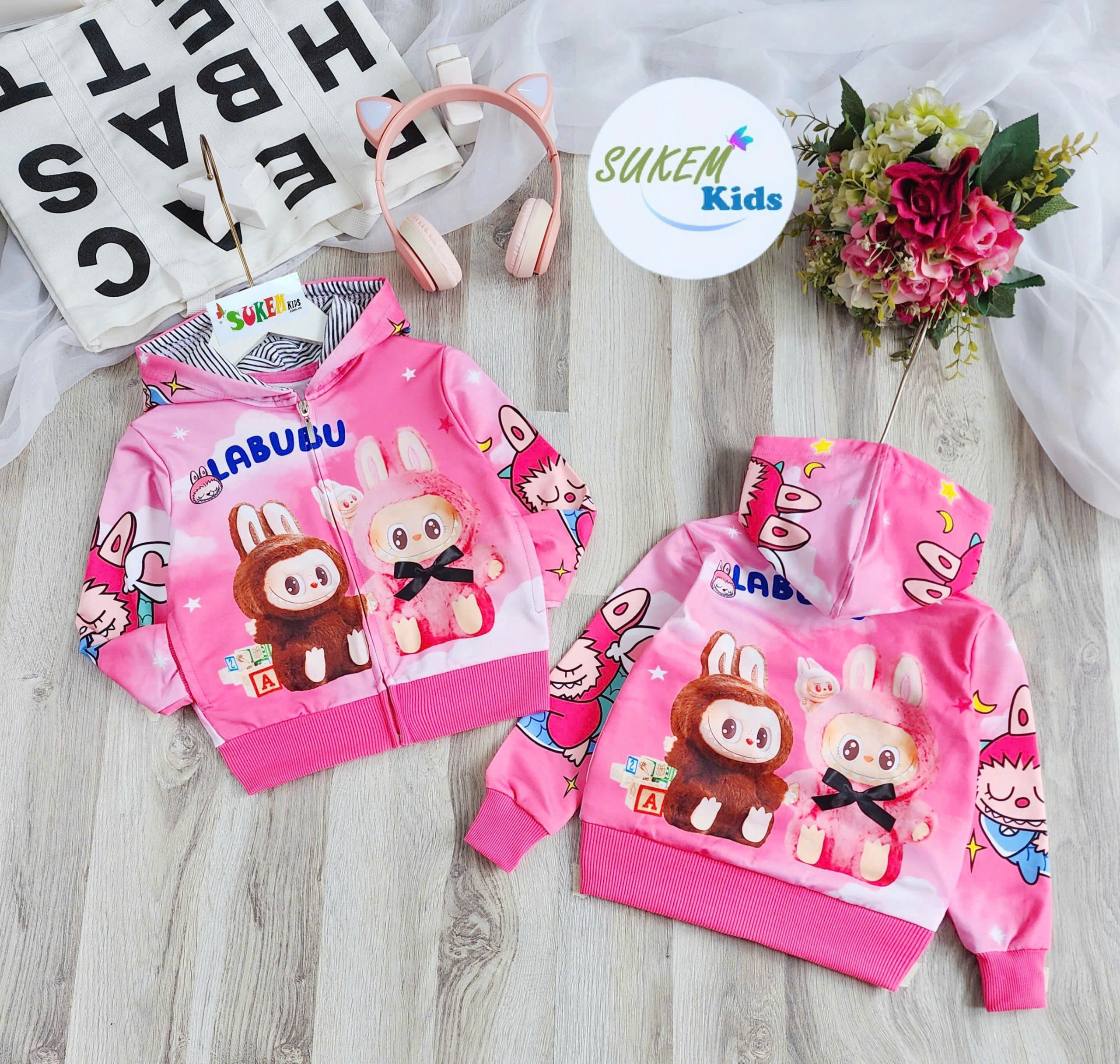 Áo khoác chống nắng có nón cho bé gái hình Labubu từ 10-40kg chất da cá mịn mát