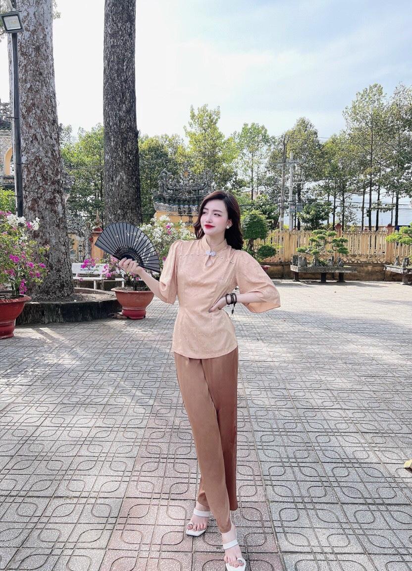 Bộ Đi Lễ Chùa - Đồ Lam Nữ Đi Chùa Đẹp Cao Cấp Trang Nhã Vải Lụa Hoa Nổi 2021 Dành Cho Phật Tử AL002 - Áo đỏ quần đen