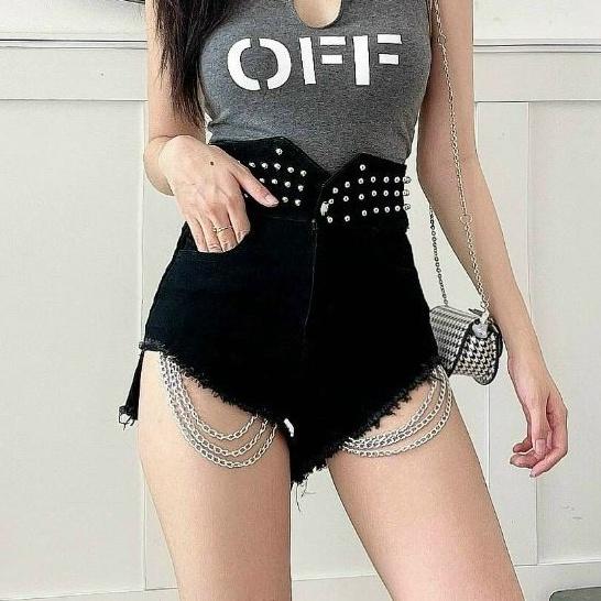 Quần đùi lưng cao đính cườm phối dây xích cá tính