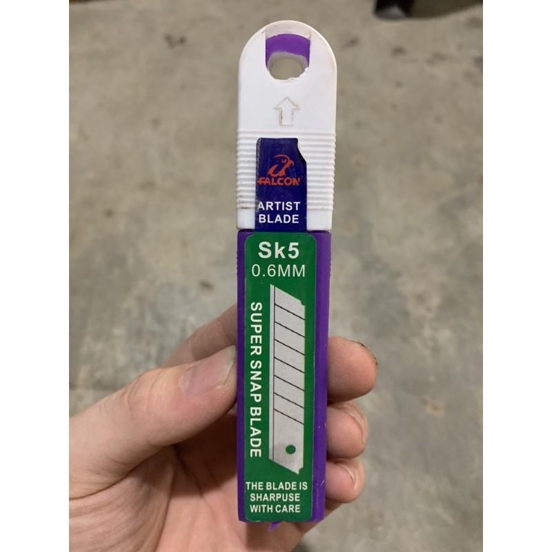 Cây sủi sơn, vôi trên tường và kính