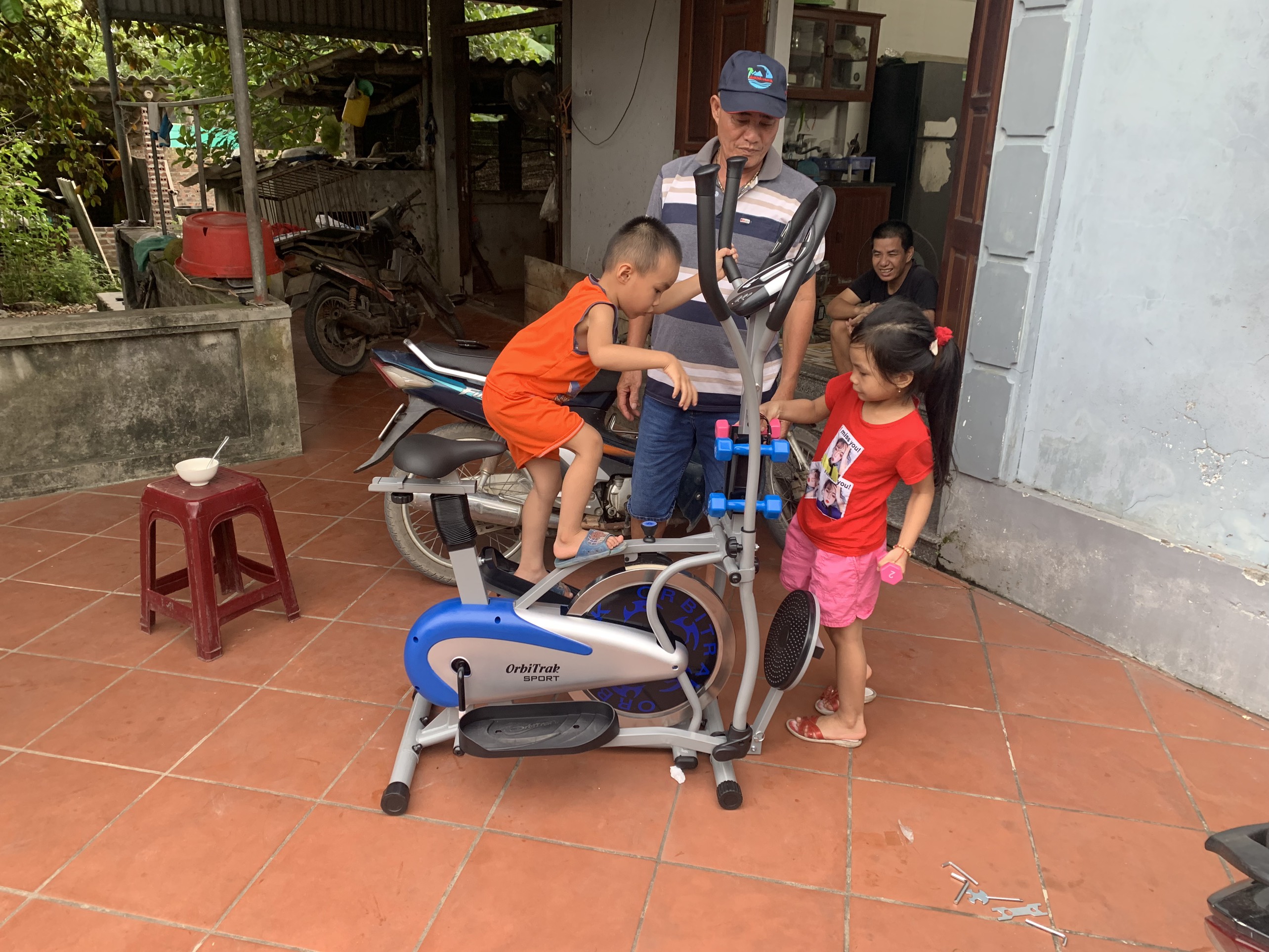 Xe đạp trong nhà liên hoàn tay chân 2085 ( tặng kèm 4 quả tạ tay và đĩa xoay eo), bánh đà 7kg chịu tải trọng 120kg an toàn cho gia đình sử dụng