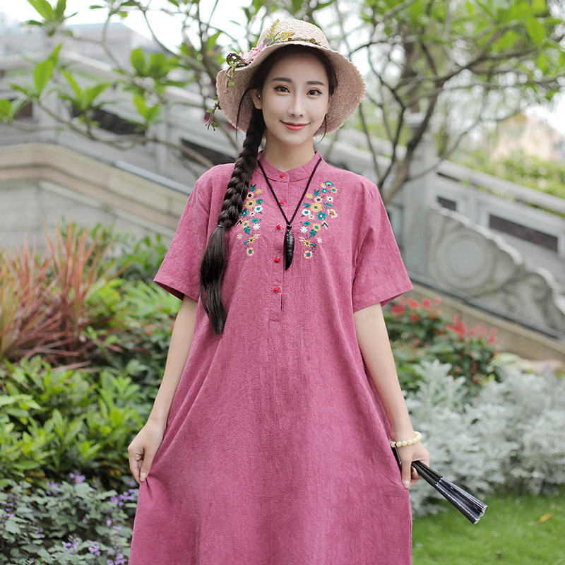Váy linen hồng thêu hoa trước ngực dáng dài, đầm suông linen hoa nữ phong cách thanh lịch ARCTIC HUNTER