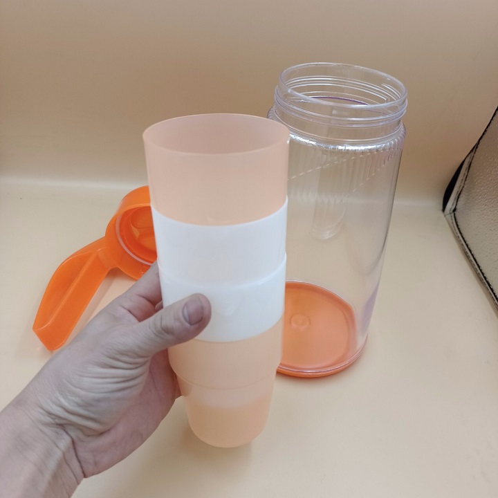 Bình đựng nước nhựa có tay cầm 1600ml tặng kèm 4 cốc xinh xắn