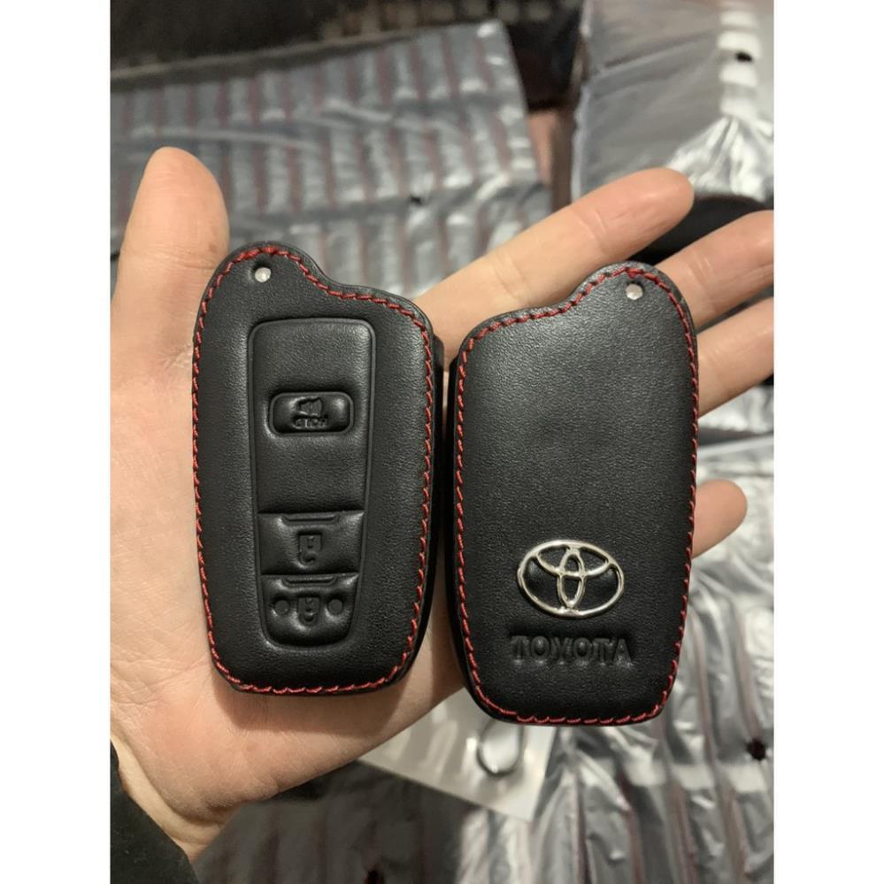 Bao carbon chìa khóa ô tô dành cho Toyota Corolla Cross nhựa ABS vân Carbon kèm móc đeo INOX