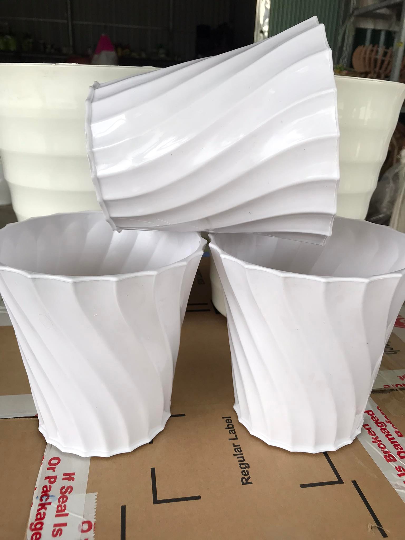 Chậu trồng hoa khía xoắn màu trắng nhựa dày đẹp 18cm x 17.5cm x12.5 cm