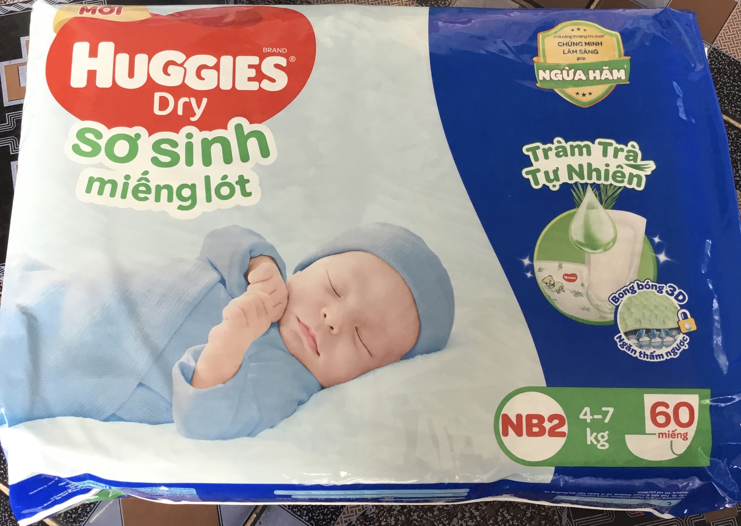 Mẫu Mới - (Dùng Kèm Tã Vải Tam Giác) Miếng Lót Sơ Sinh Huggies Newborn 2 (Huggies NB2 60 Miếng) Skin Perfect Ngừa Hăm Cho Bé Từ 4-8kg - Miếng lót cho bé Huggies