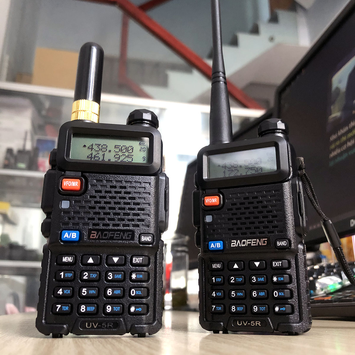 Bộ đàm Baofeng UV-5R phiên bản mới nhỏ gọn | Bộ đàm 2 băng tần số UHF/VHF kết hợp nghe đài FM và đèn pin chiếu sáng kèm tai nghe chuyên dụng cho bộ đàm - Hàng chính hãng