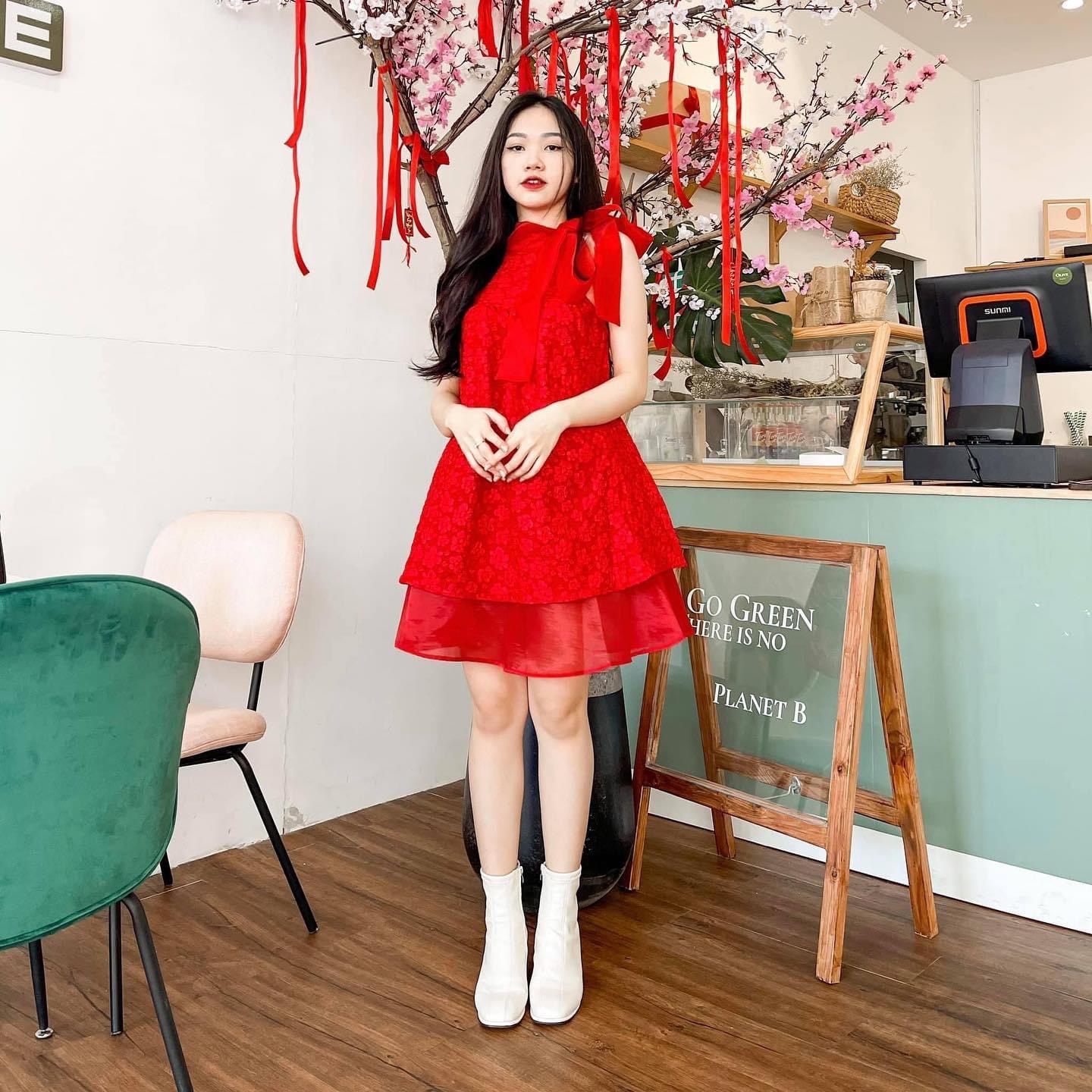 Set áo vải gấm hoa nổi màu đỏ cổ yếm nơ phối váy quần voan lụa