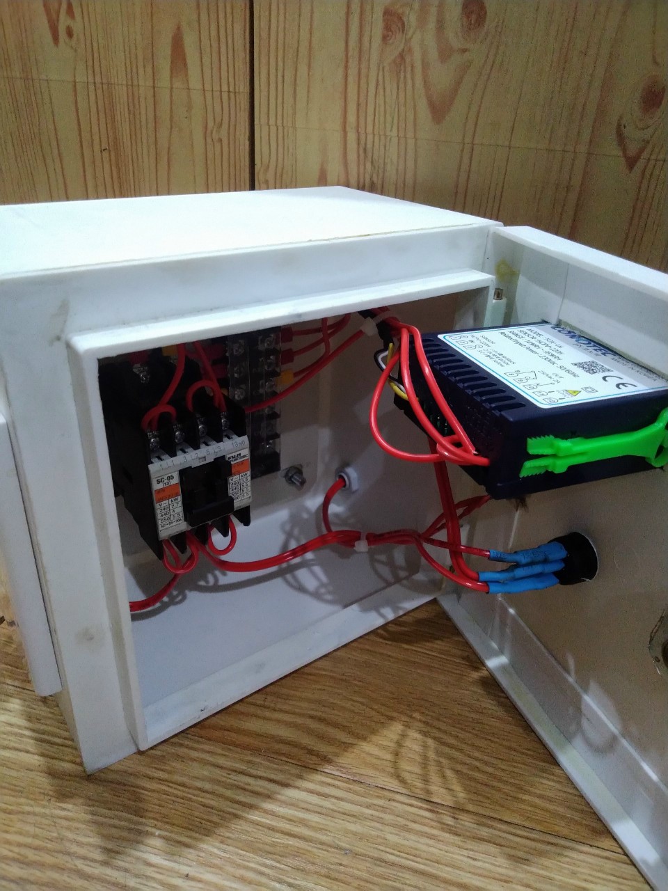 Tủ cảm biến đo độ ẩm cho nhà yến