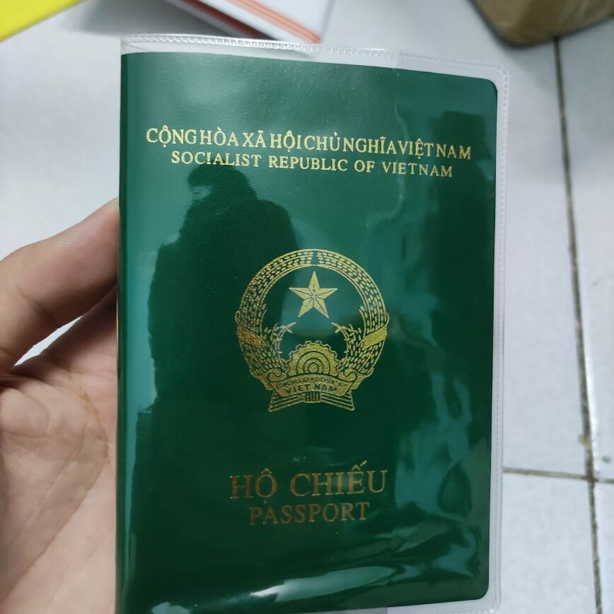 Vỏ Bọc Hộ Chiếu PVC Bao Passport Cover Chống Bụi Bẩn Trong Suốt Có Ngăn Đựng Thẻ Tiện Lợi
