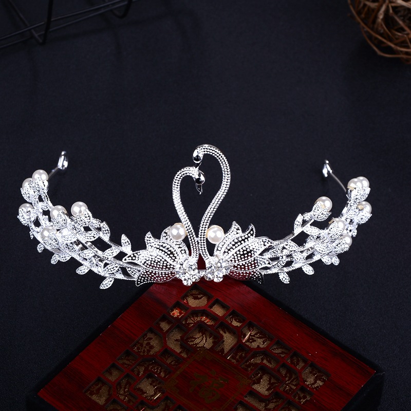 Vương Miện Mỹ Ký Thời Trang Phong Cách 120 Số 16, Trang Trí Hình Thiên Nga Cách Điệu Nghệ Thuật, Đính Đá Và Hạt Trai Trang Sức Màu Trắng Tinh Khôi, Chất Liệu Khung hợp kim Không Gỉ, Phủ Nhũ Bạc Hoặc Màu Vàng Sang Trọng, Dùng Ghim Cài Giữ Chắc Chắn Trên Tóc Khi Sử Dụng, Dễ Phối Trang Phục Và Phụ Kiện Khác