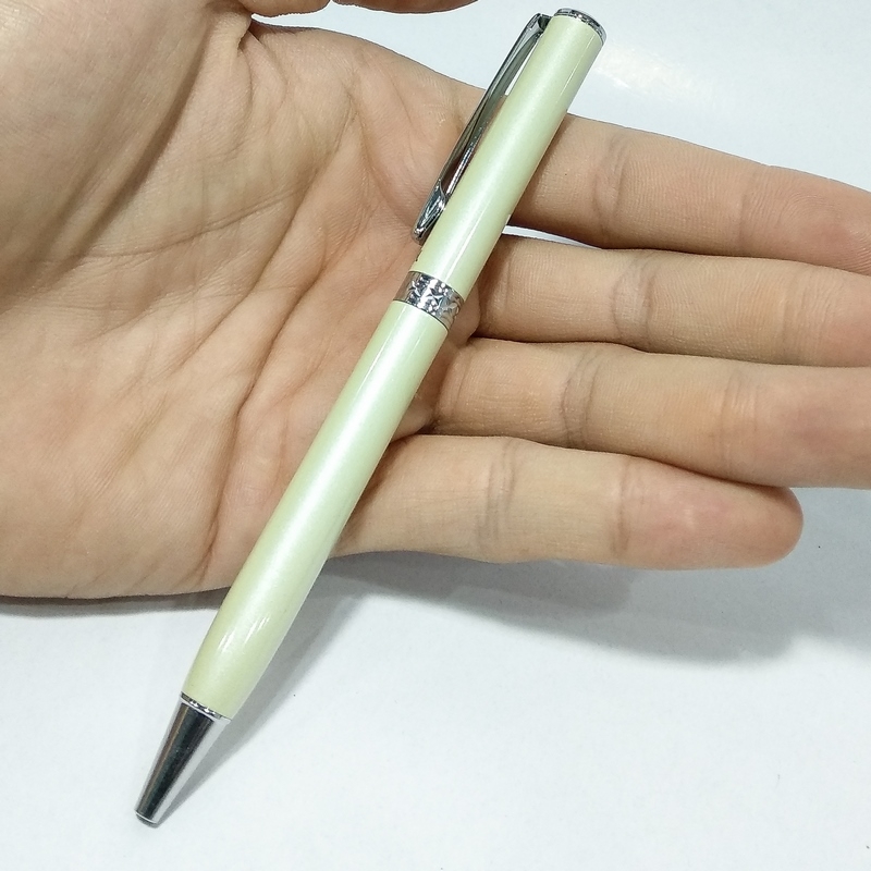 Bút Bi Kim Loại Nắp Vặn Pentel CC Màu Trắng - Mực Xanh B811W-C