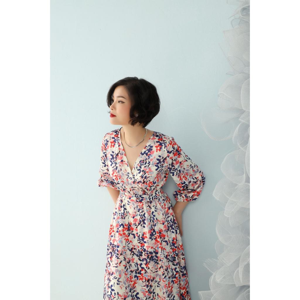 Đầm lụa hoạ tiết, cổ tim CLARA MARE chất liệu vải lụa, may hai lớp, kiểu dáng midi, dài quá gối DRE3055