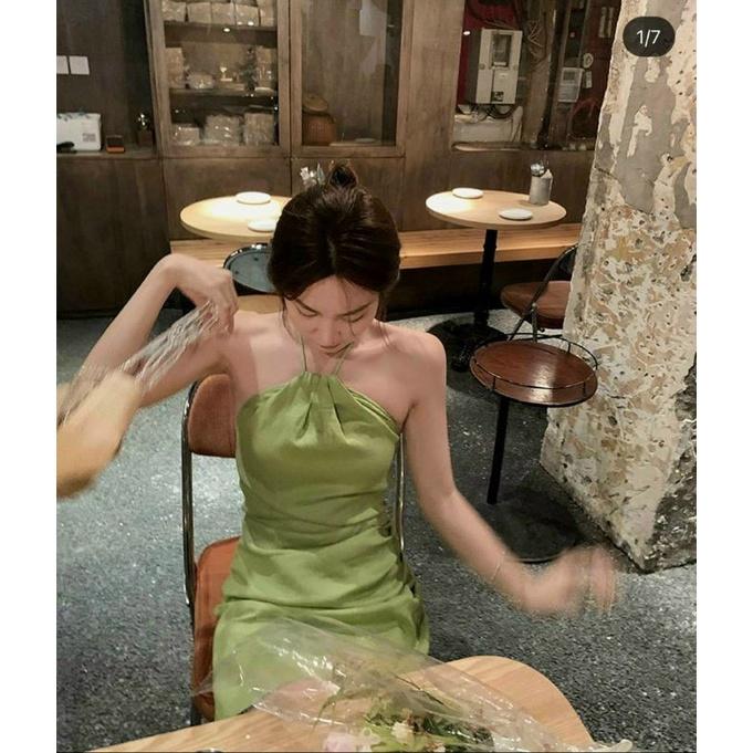 Đầm yếm hở lưng màu trắng xanh