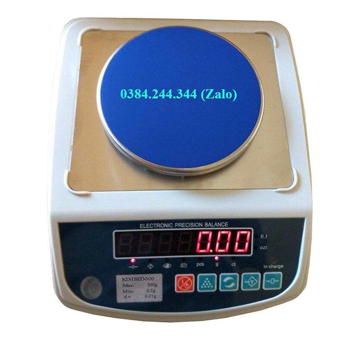 Bộ sản phẩm cân mẫu vải ngành may mặc bao gồm cân điện tử KD-TBED 300g/0.01g, dao cắt mẫu 10cm2 và 4 lưỡi dao thay thế