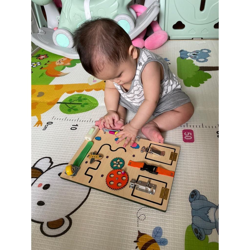Đồ chơi bằng gỗ Bảng bận rộn mini ,bảng busy board giúp bé phát triển tư duy não bộ và rèn tính kiên trì và đôi tay khéo léo