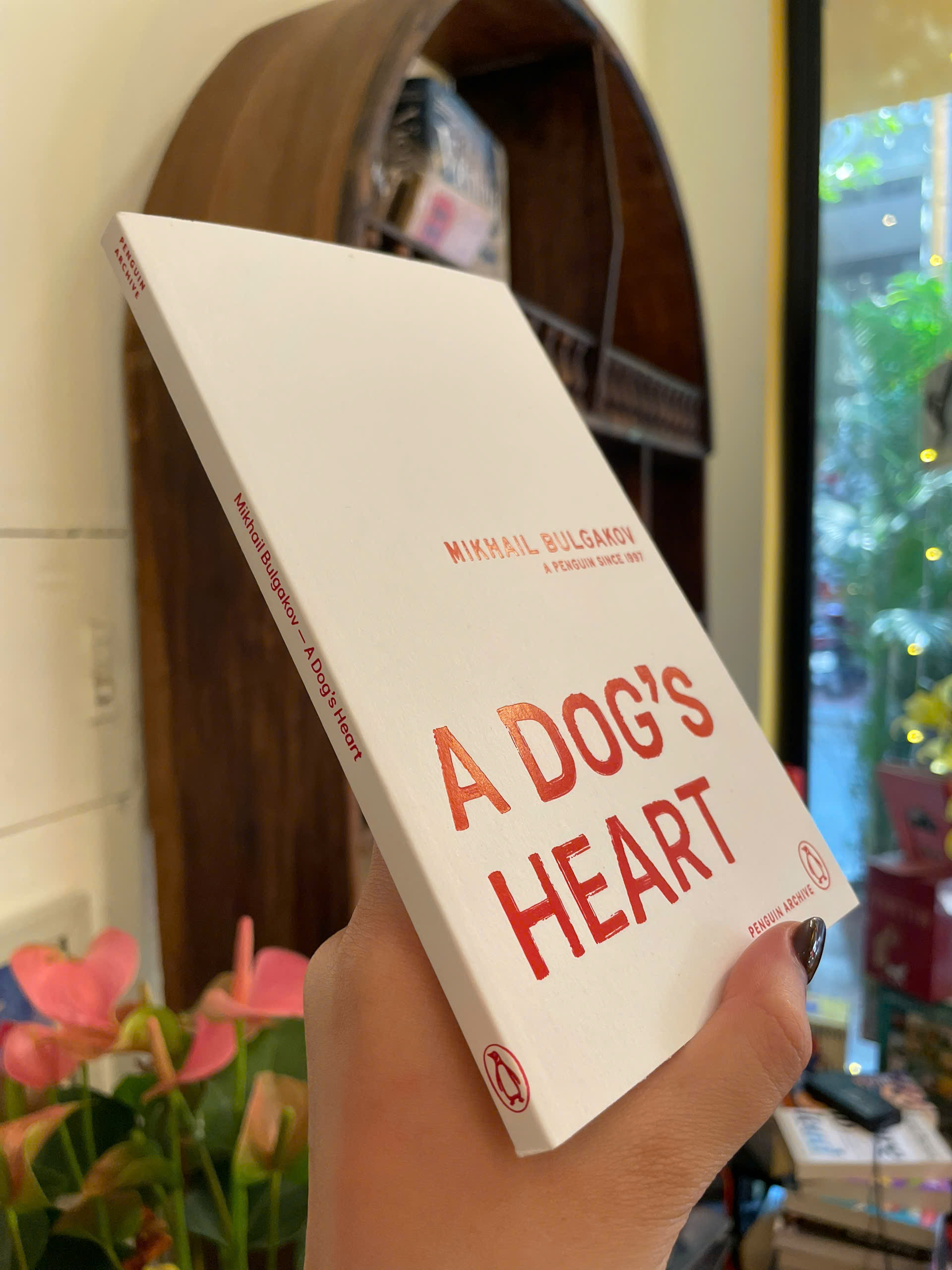 Sách - A Dog's Heart by Mikhail Bulgakov | Classics / Russian Literature / Ngoại văn Nhập khẩu