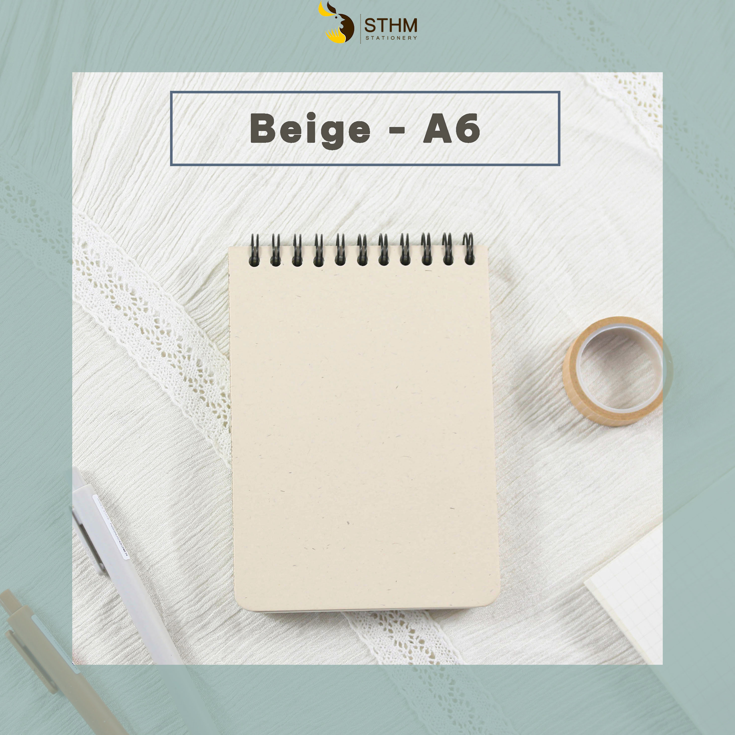 - Sổ bìa trơn A6 bìa dày 1mm - Ruột kem 100gsm - Gáy phía trên