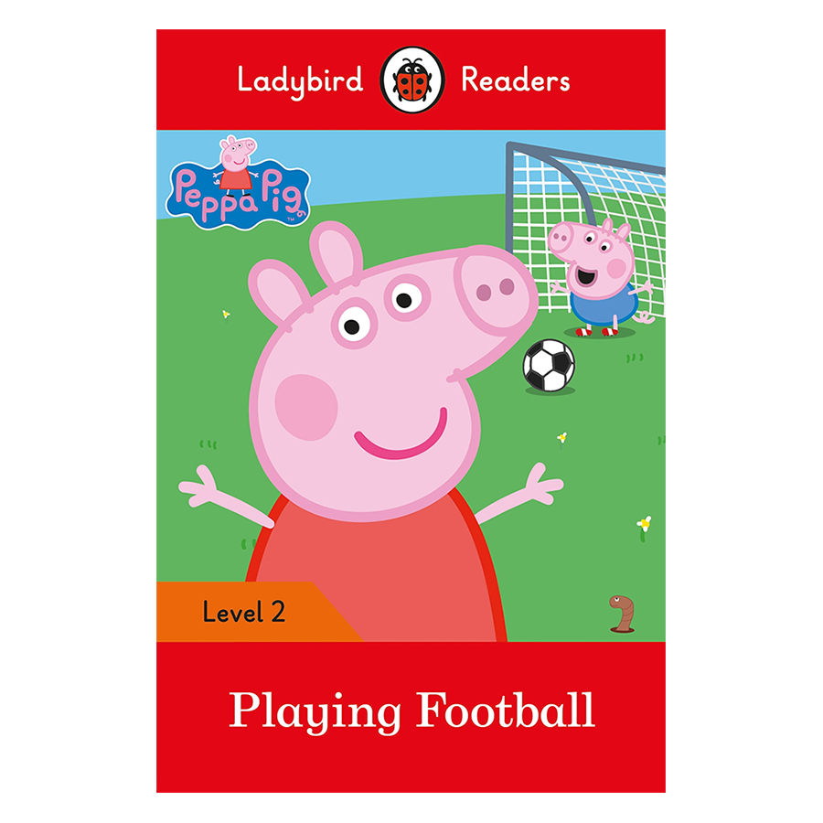 Peppa Pig: Playing Football- Ladybird Readers Level 2 (Paperback)