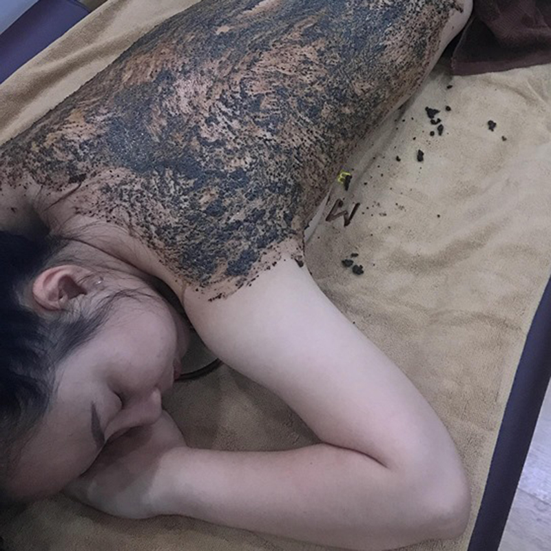 Áp Dụng 1 Trong 3 Dịch Vụ Combo Chăm Sóc Da Điện Di Với Vitamin C / Collagen Kết Hợp Với Massage Body Đá Nóng / Thảo Dược tại Mẹ & Em Spa