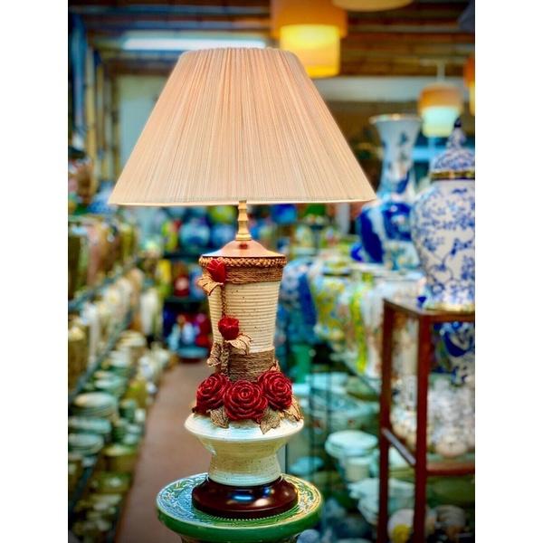 Mẫu Đèn phòng ngủ- phòng khách. Thân đèn bằng gốm sứ Bát Tràng, họa tiết hoa được tết bằng thừng đay.