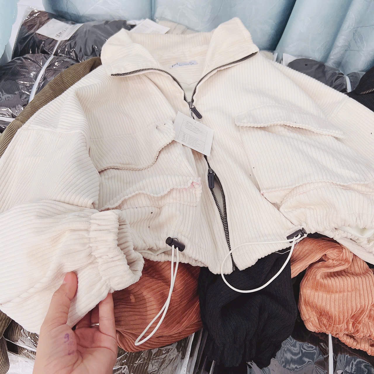 Áo khoác lửng nhung tăm trơn kiểu cánh dơi có túi ở ngực Nón Rộng from Croptop Phối Nón Cá Tính