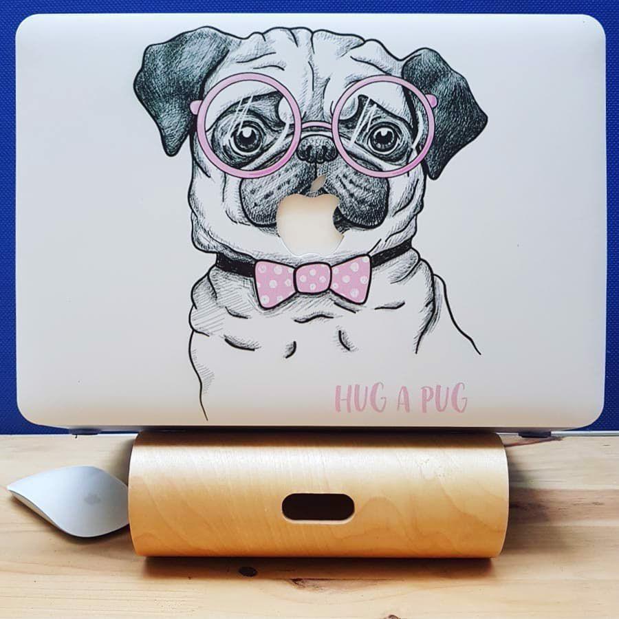 Case ,Ốp Macbook In Hình Hug A Pug (tặng kèm nút chống bụi + chống gãy dây sạc)