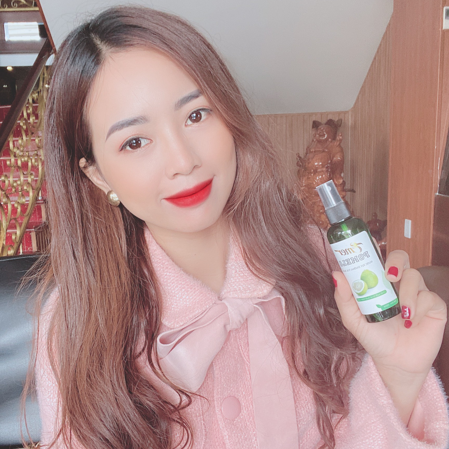 Tinh dầu bưởi xịt mọc tóc Pomelo Emer 100ml giúp ngăn ngừa rụng tóc, nuôi dưỡng tóc từ gốc đến ngọn cho mái tóc luôn chắc khỏe và suôn mượt