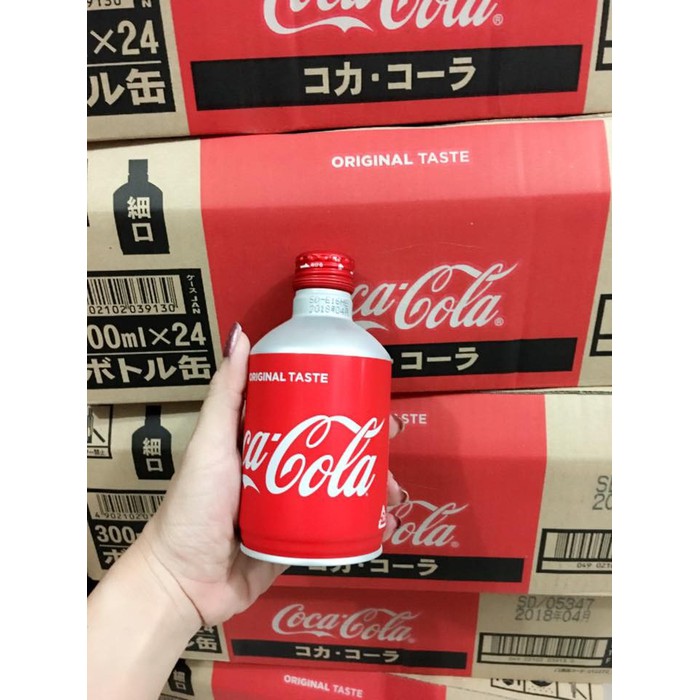 Coca Cola tuoi dạng chai vặn nắp (300ml) - Hàng nội địa Nhật