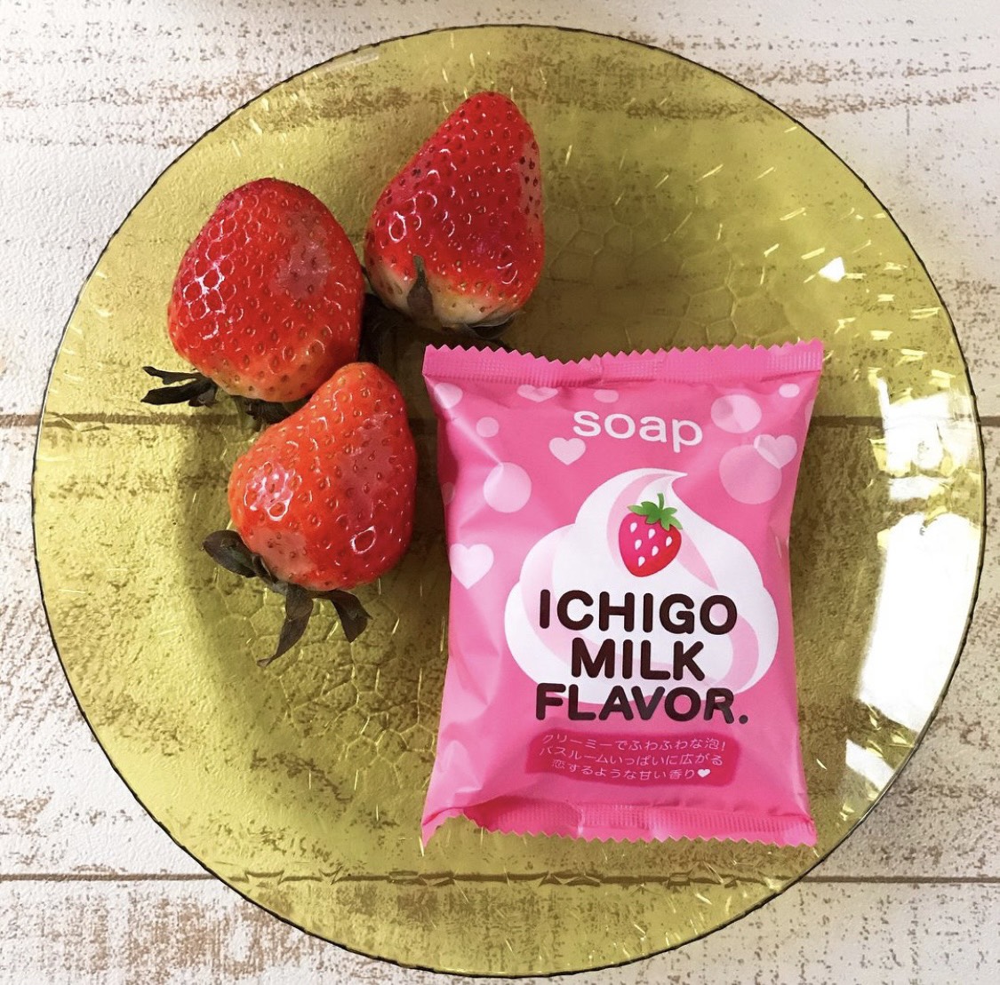 Xà Phòng Tắm Dưỡng Da Trắng Sáng Chiết Xuất Từ Sữa Và Dâu Tây Pelican Petit Berry Soap Strawberrry Milk (80G)