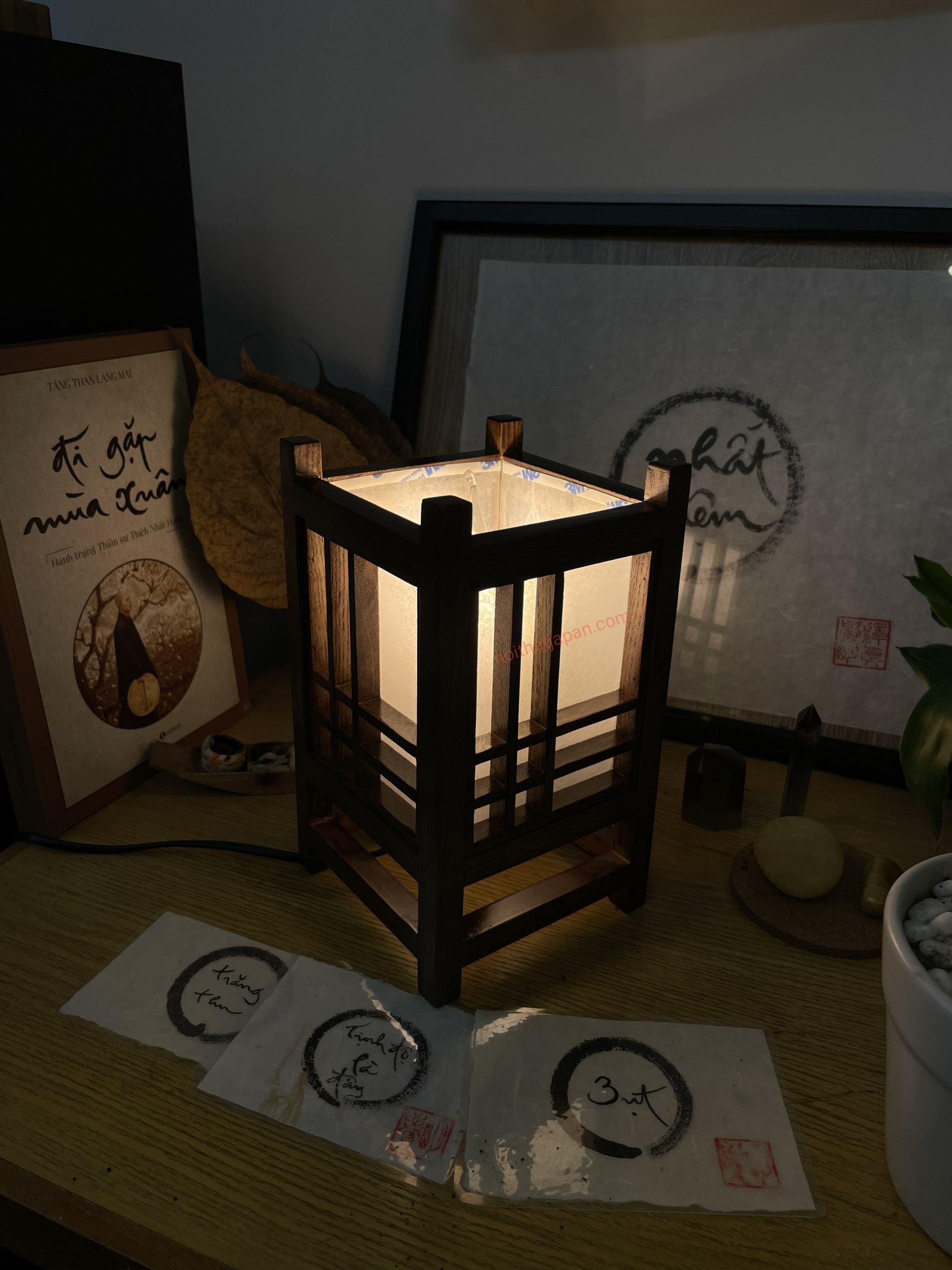 Đèn bàn gỗ tự nhiên, đèn shoji, trang trí phòng trà, phòng thiền phong cách Nhật Bản, chất liệu gỗ tự nhiên hoàn toàn kết hợp shoji Nhật bản, gồm đèn Led ánh sáng vàng