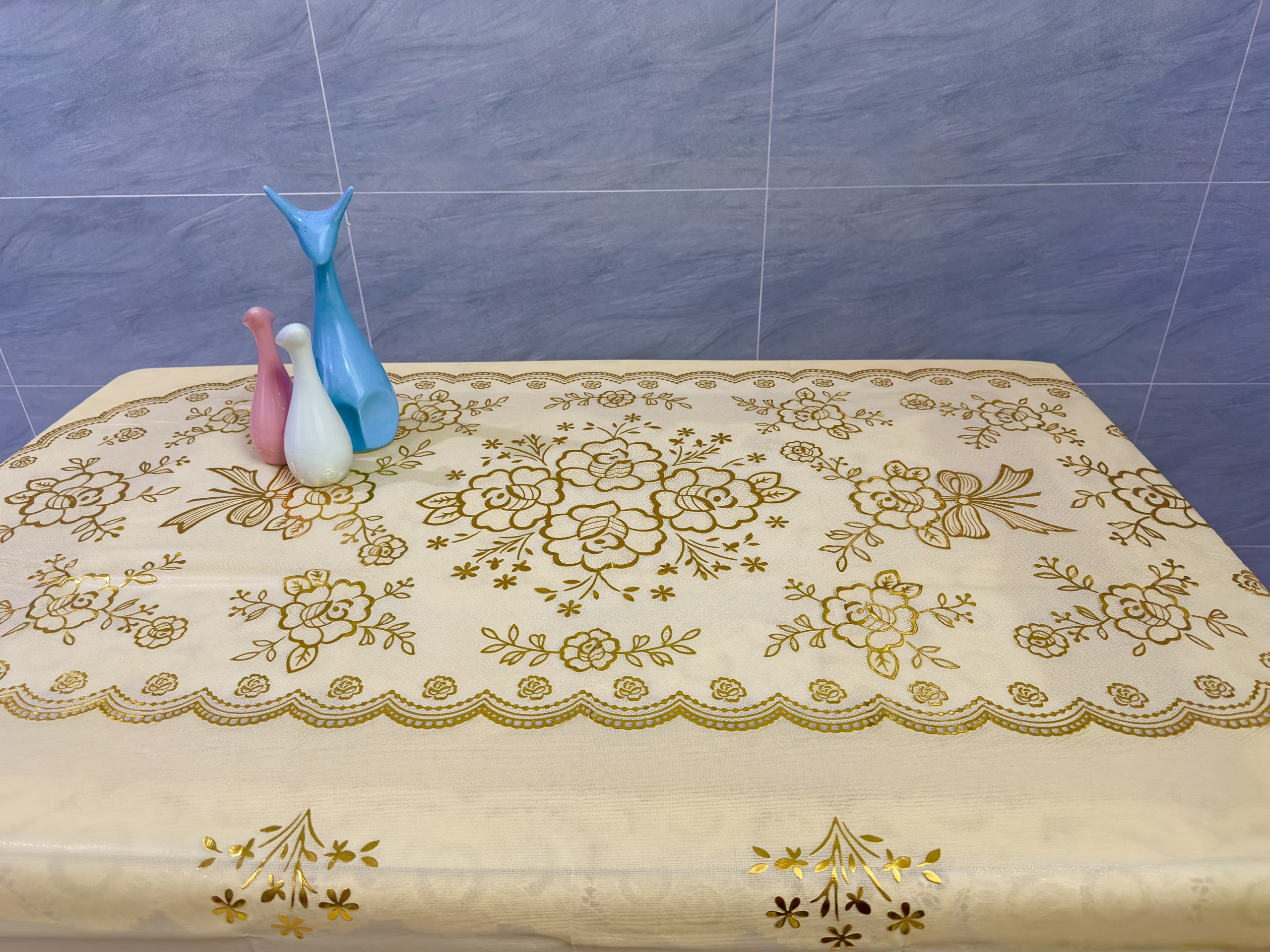 (Tặng 1 lót phần ăn 30 x45) Khăn Trải Bàn PAULEE WLG 751 (150 x 228 cm) hình oval - nền vàng, hoa văn phủ nhũ vàng, sang trọng, không thấm nước