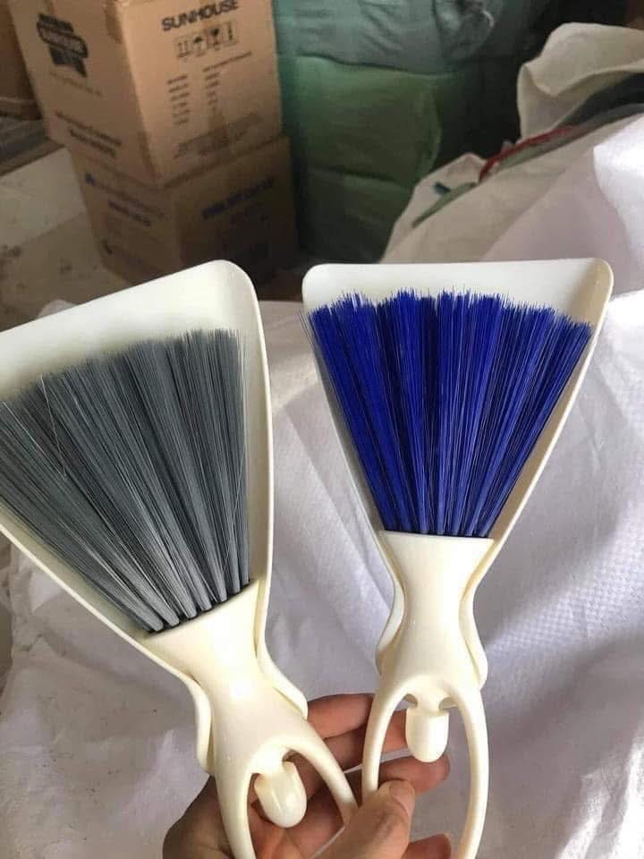 Chổi Quét Bàn Thờ , bàn ghế, máy tính