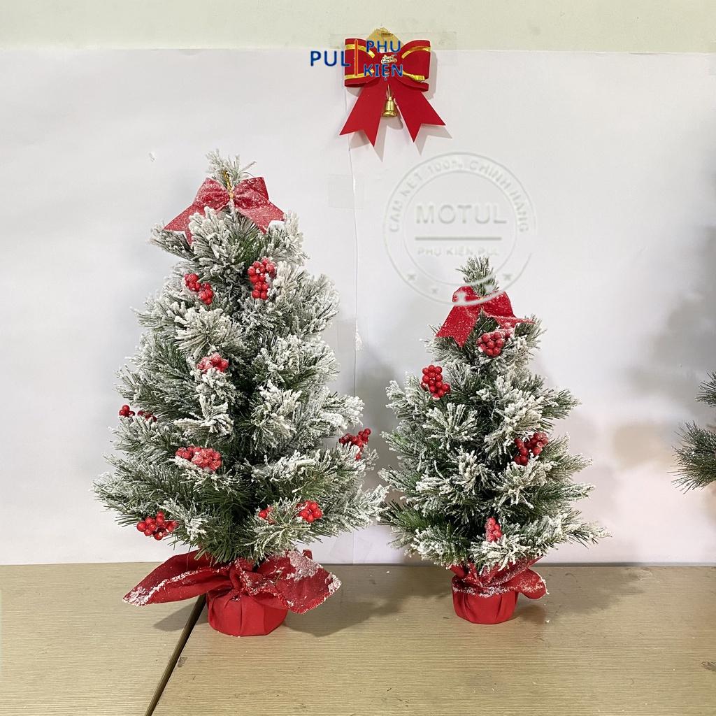 Cây thông noel phủ tuyết gắn trái đỏ mini để bàn trang trí giáng sinh