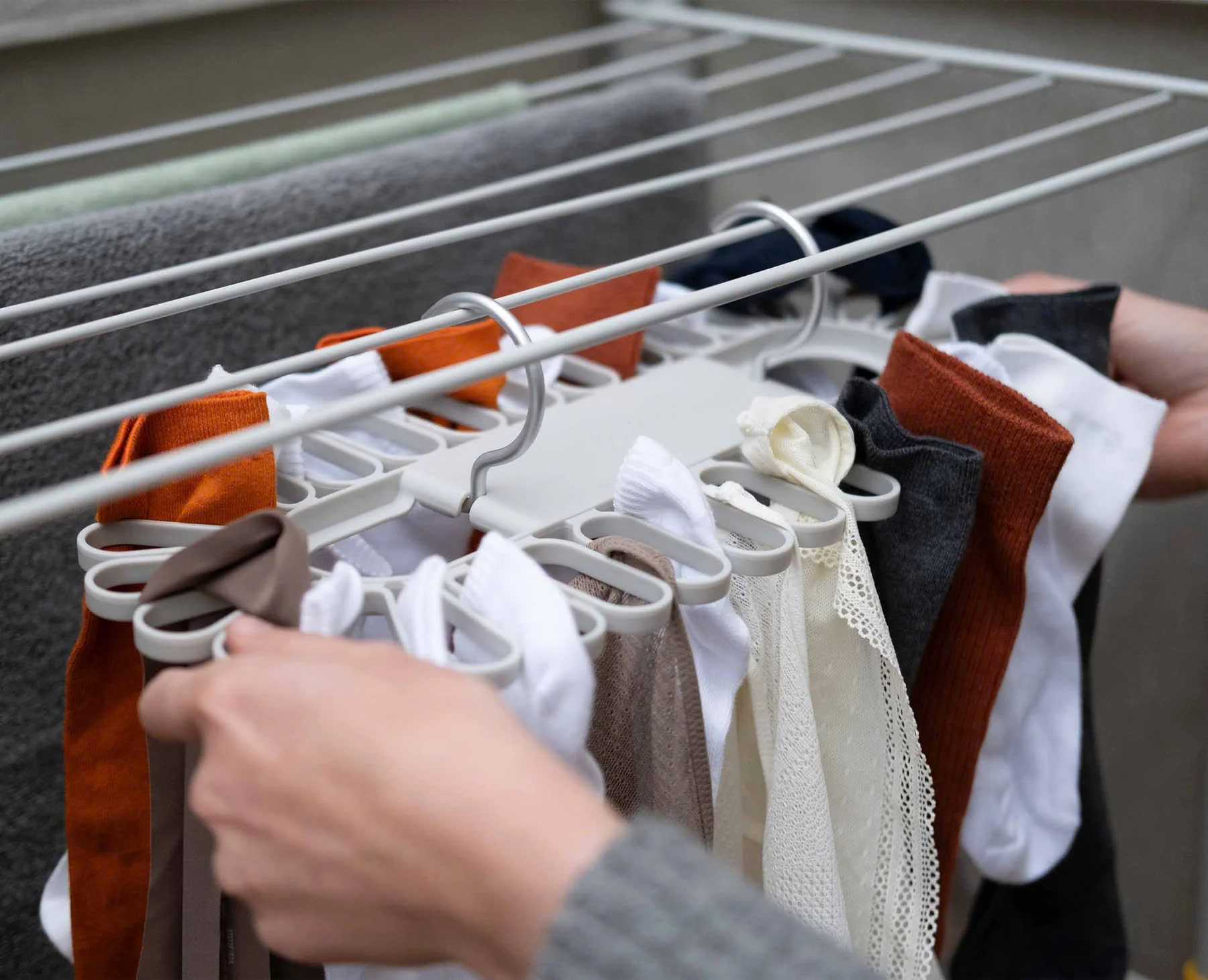 Móc treo đồ nhỏ hình cánh hoa Joseph Joseph 50052 Petal Small Items Hanger (Holds 32 pcs) Hàng chính hãng