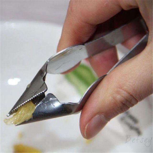Dụng cụ gắp mắt dứa