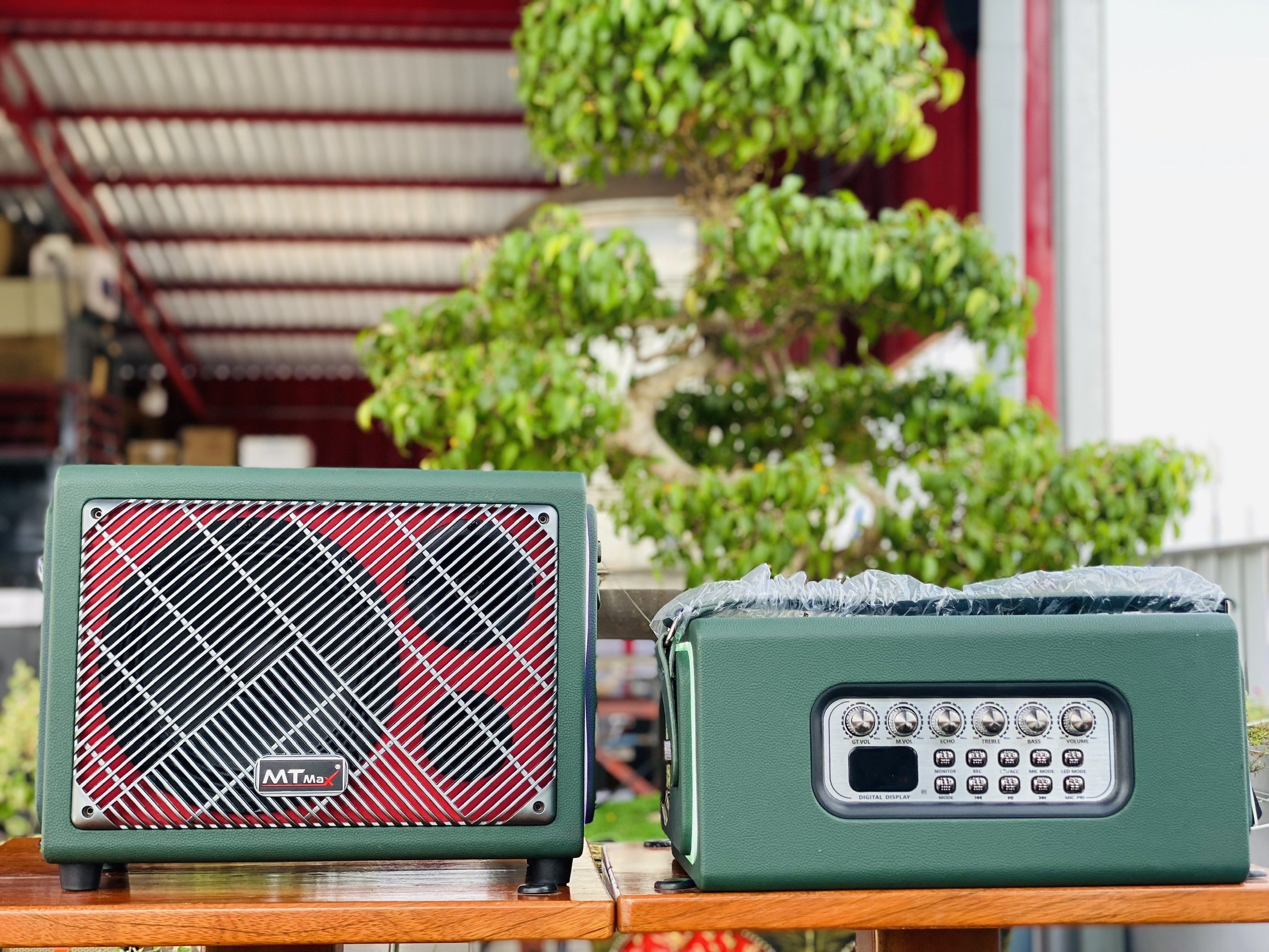 Loa Xách Tay BB1038 - Bass20 Công Suất Lớn 200W, Âm Thanh Hay Bass Ấm Chắc, Có Đèn RGB, Bộ Nút Chỉnh Hiện Đại Kèm 2 Micro Hát Karaoke, Hàng Nhập Khẩu