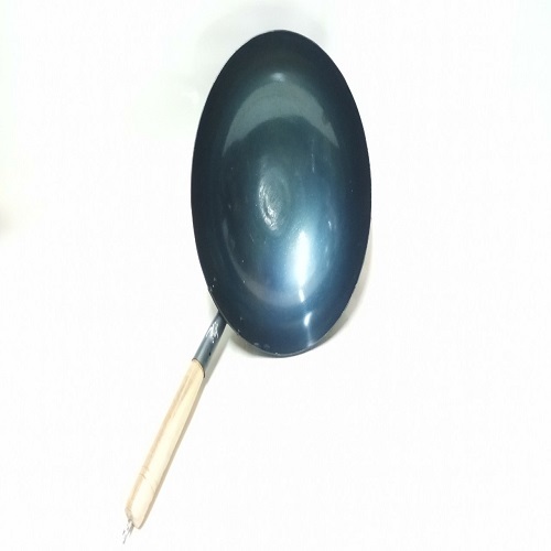 CHẢO THÉP 1 TAY CẦM CÁN GỖ ĐÃ TÔI ĐEN SẴN.