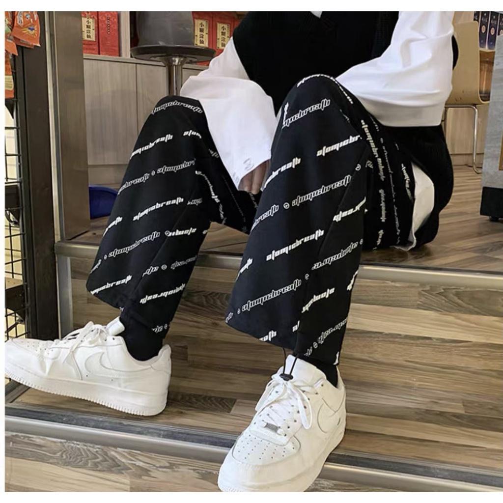Quần jogger nữ chốt gấu hoạ tiết chữ chéo freesize ống rộng