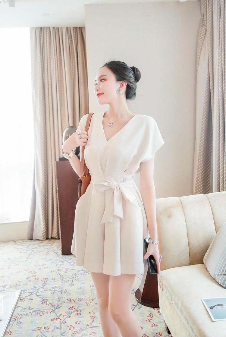 Jumpsuit đùi màu kem cổ chữ V Kèm Nịt