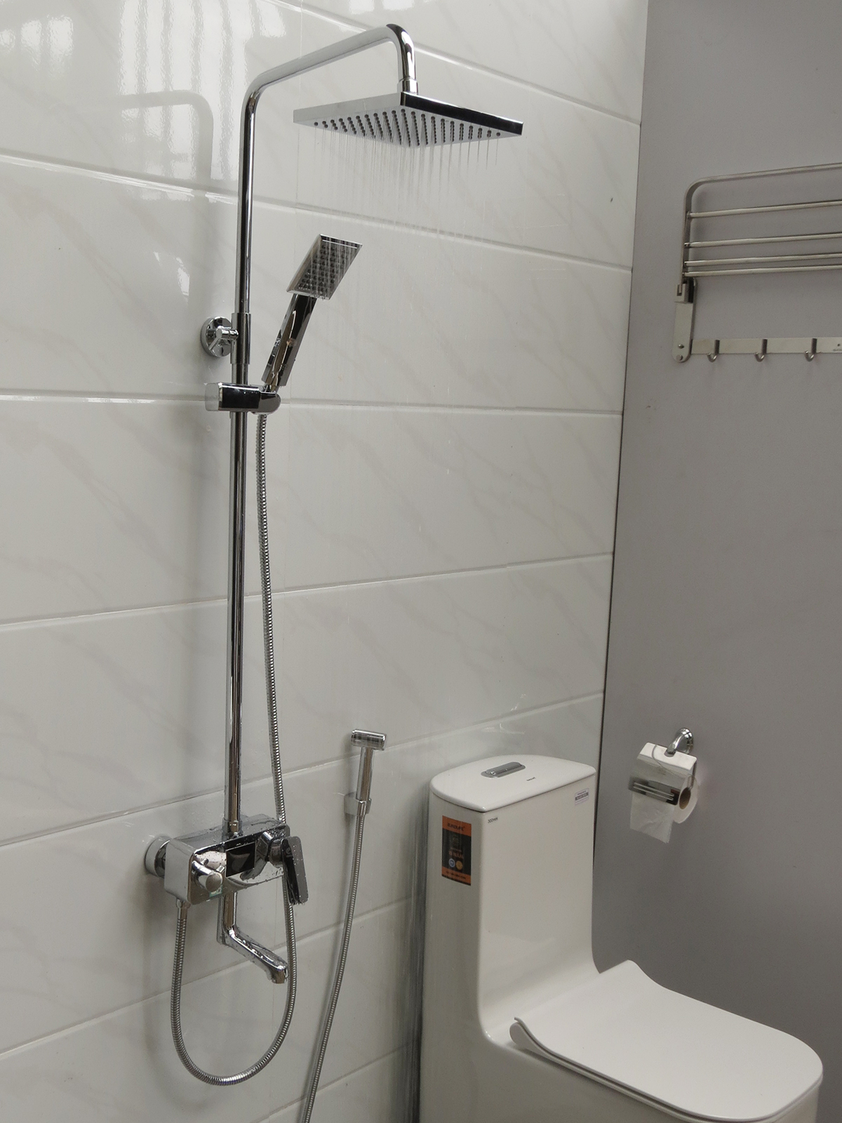 Bộ sen cây tắm đứng nóng lạnh, cảm biến nhiệt độ, màn hình LED Eurolife EL-S907 (Trắng bạc)