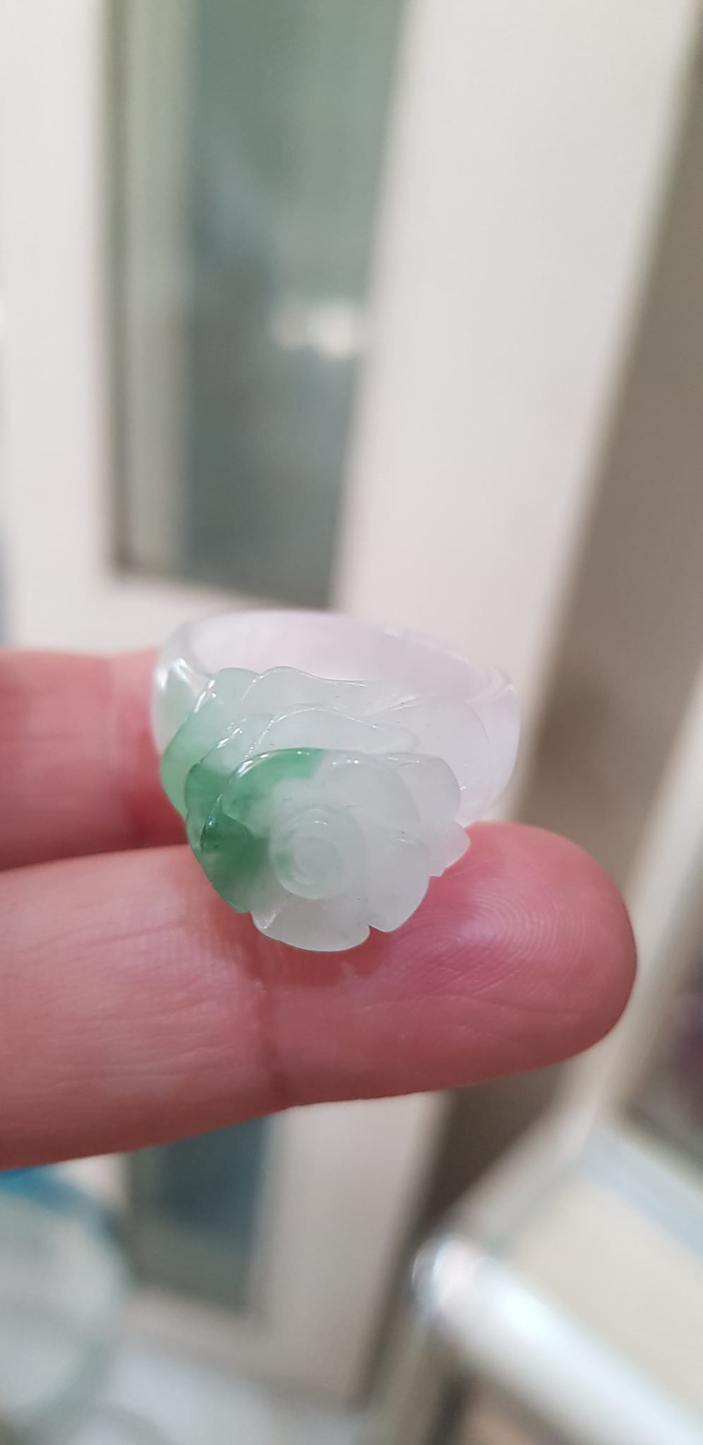 Nhẫn Nữ mới chạm Bông Hồng Nổi màu Trắng Xanh nhẹ rất đẹp đá cẩm thạch tự nhiên Ni 18mm đeo tay xinh lắm  ạ