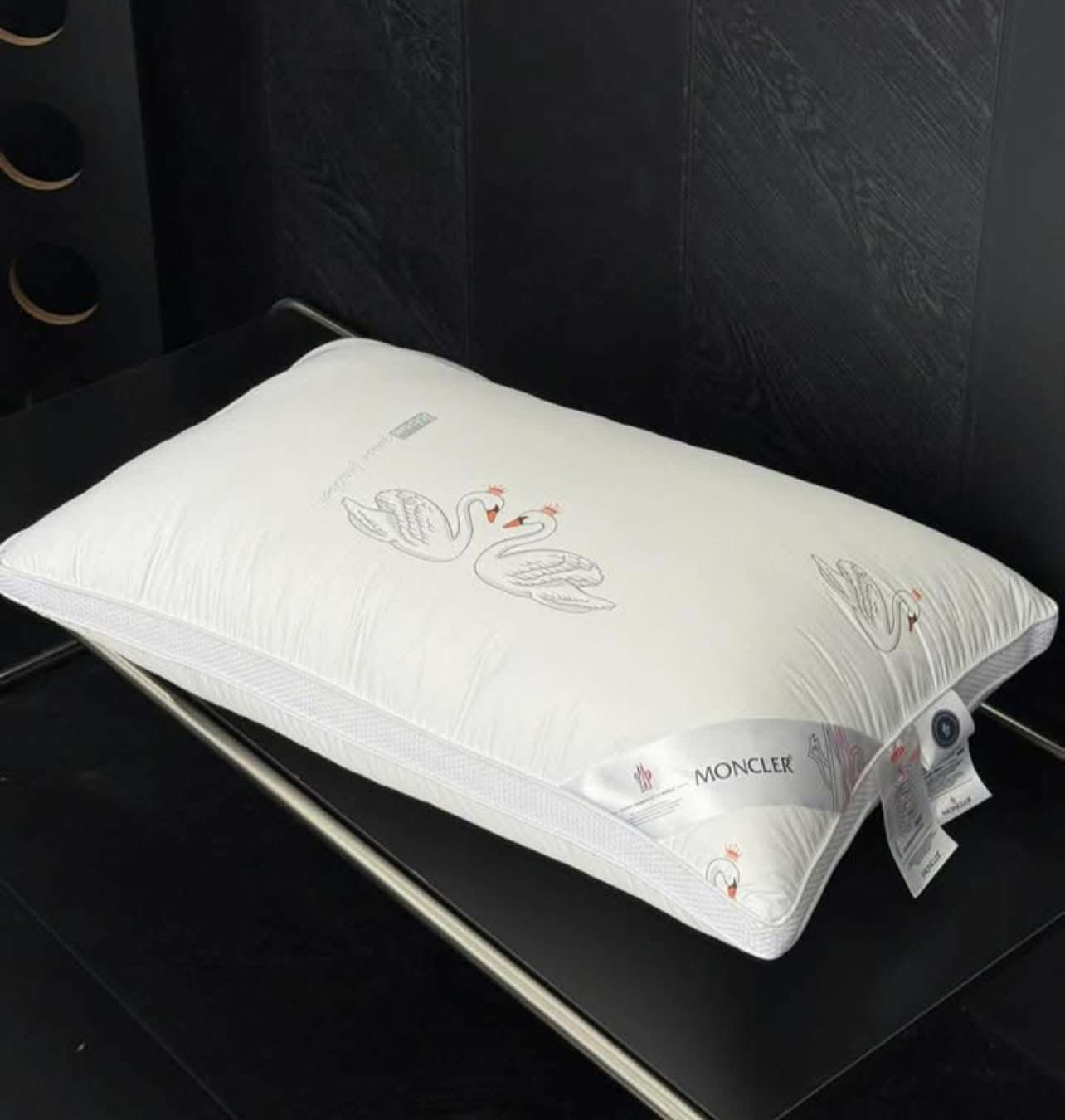 Set 2 gối Moncler size 48x74cm hàng chính hãng