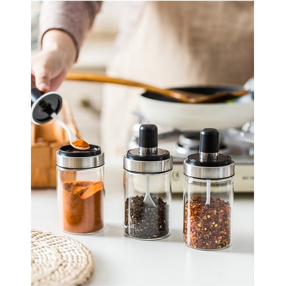Lọ để và bảo quản gia vị nhà bếp chống ẩm, thiết kế hiện đại tích hợp thìa ngay trên nắp, dễ dàng sử dụng trong khi nấu ăn, chất liệu thủy tinh cao cấp trong suốt chịu nhiệt