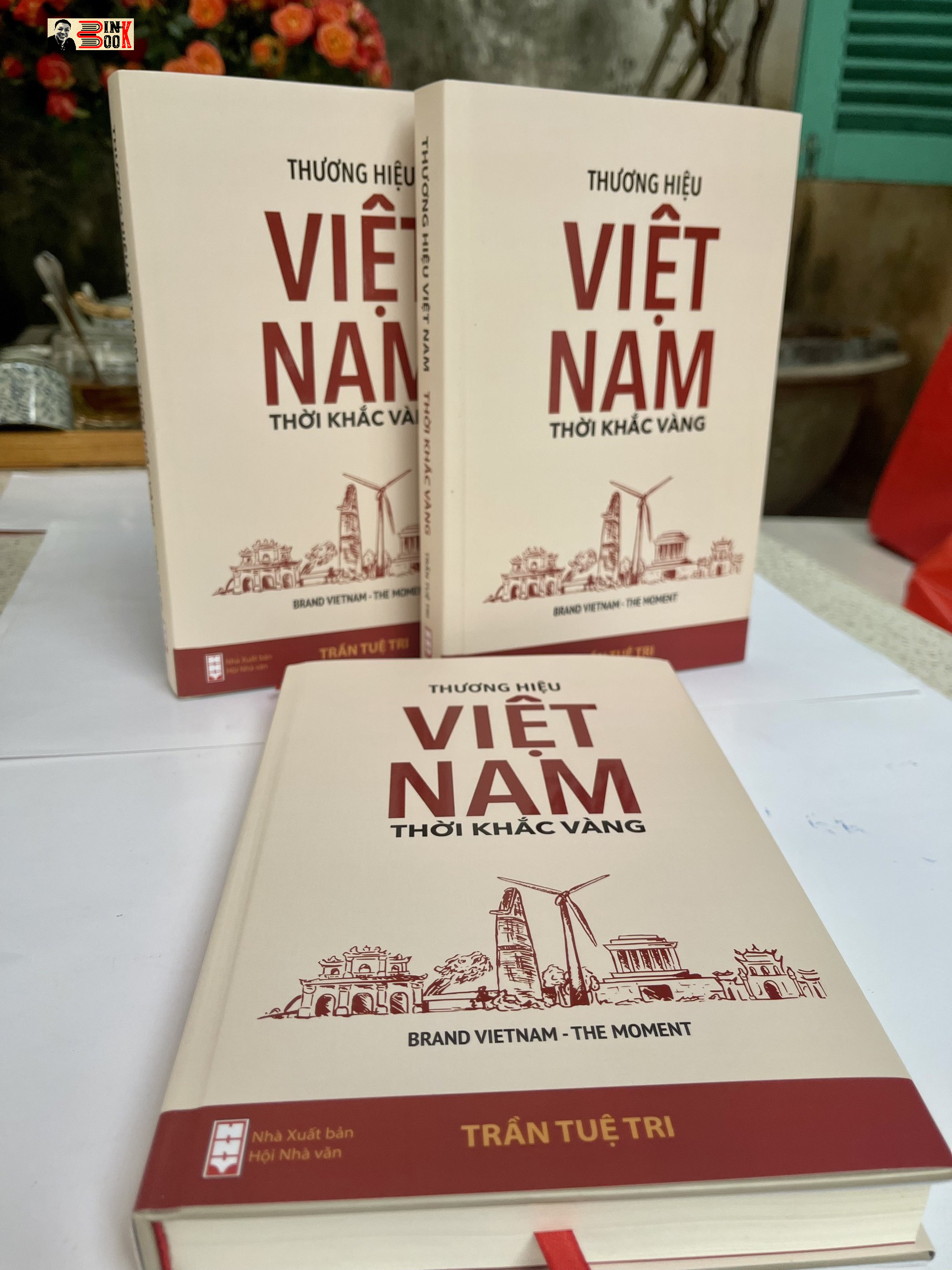 [Bìa cứng, có áo, in màu toàn bộ] THƯƠNG HIỆU VIỆT NAM - THỜI KHẮC VÀNG (BRAND VIETNAM THE MOMENT) - Trần Tuệ Tri  - Đông A