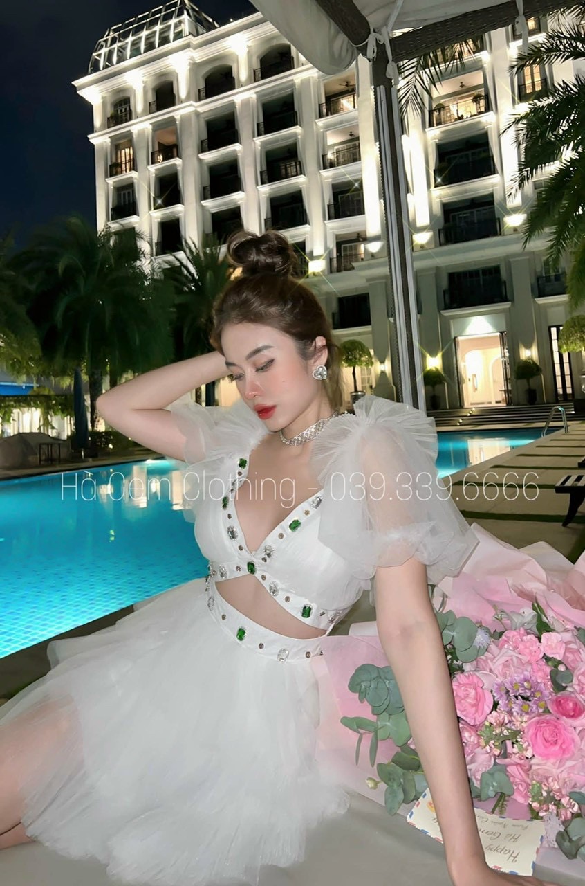 Đầm Trắng dự tiệc Cổ V Khoét Đính Đá Lưới Tầng